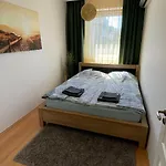 Simply Lovely Modern With Balcony! Appartement