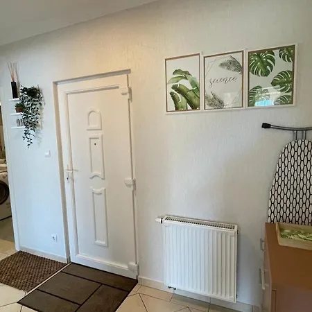 Simply Lovely Modern With Balcony! Apartmán