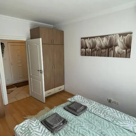 Simply Lovely Modern With Balcony! Apartmán *