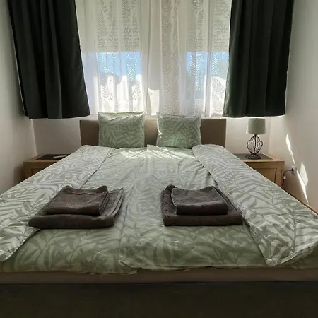 Simply Lovely Modern With Balcony! Apartmán
