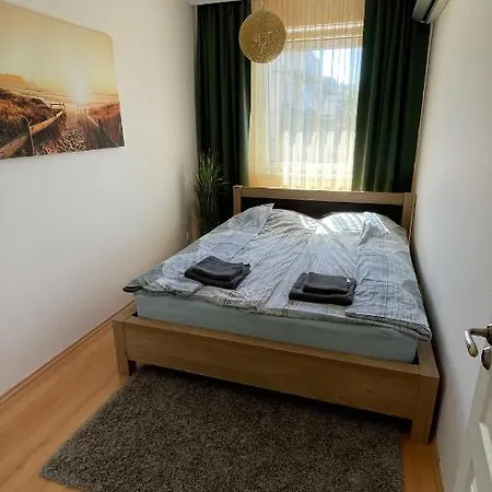 Simply Lovely Modern With Balcony! Apartmán